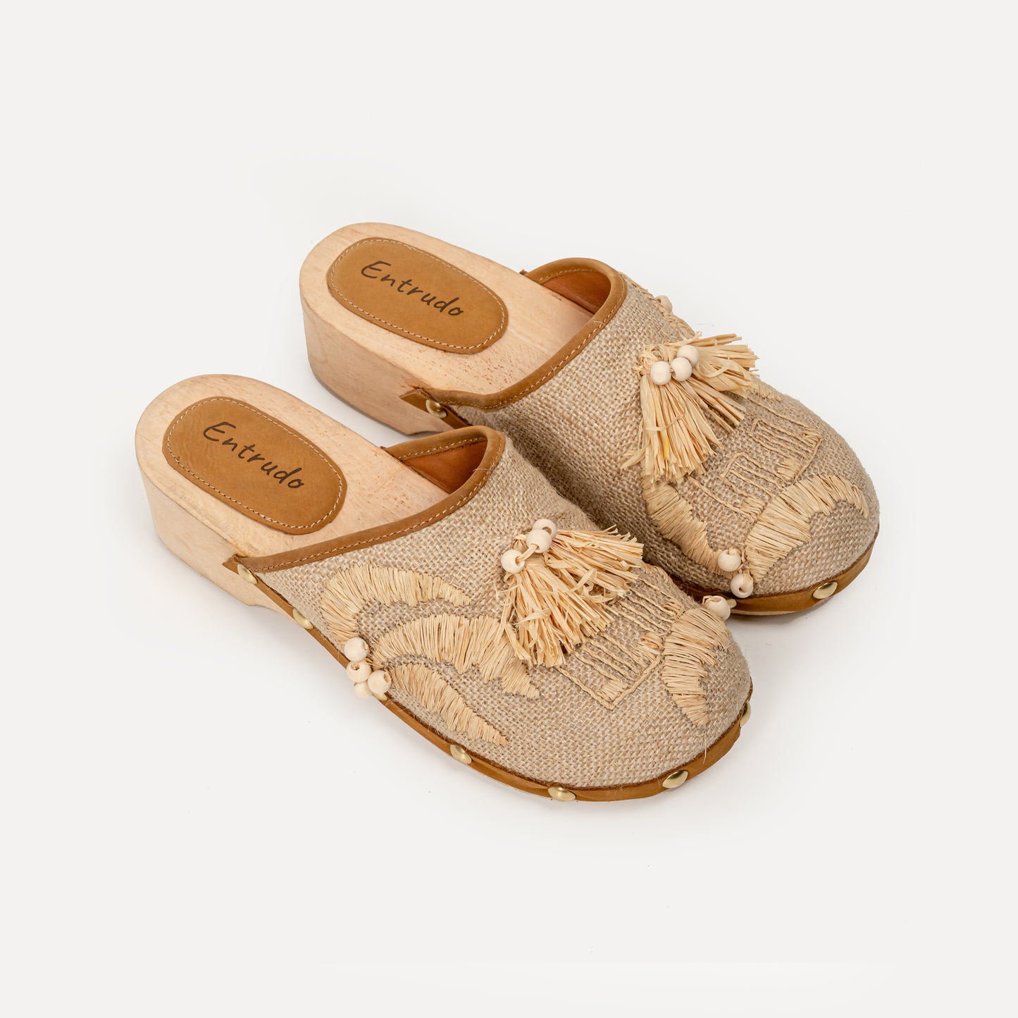 Larinho - clogs with handmade raffia embroidery