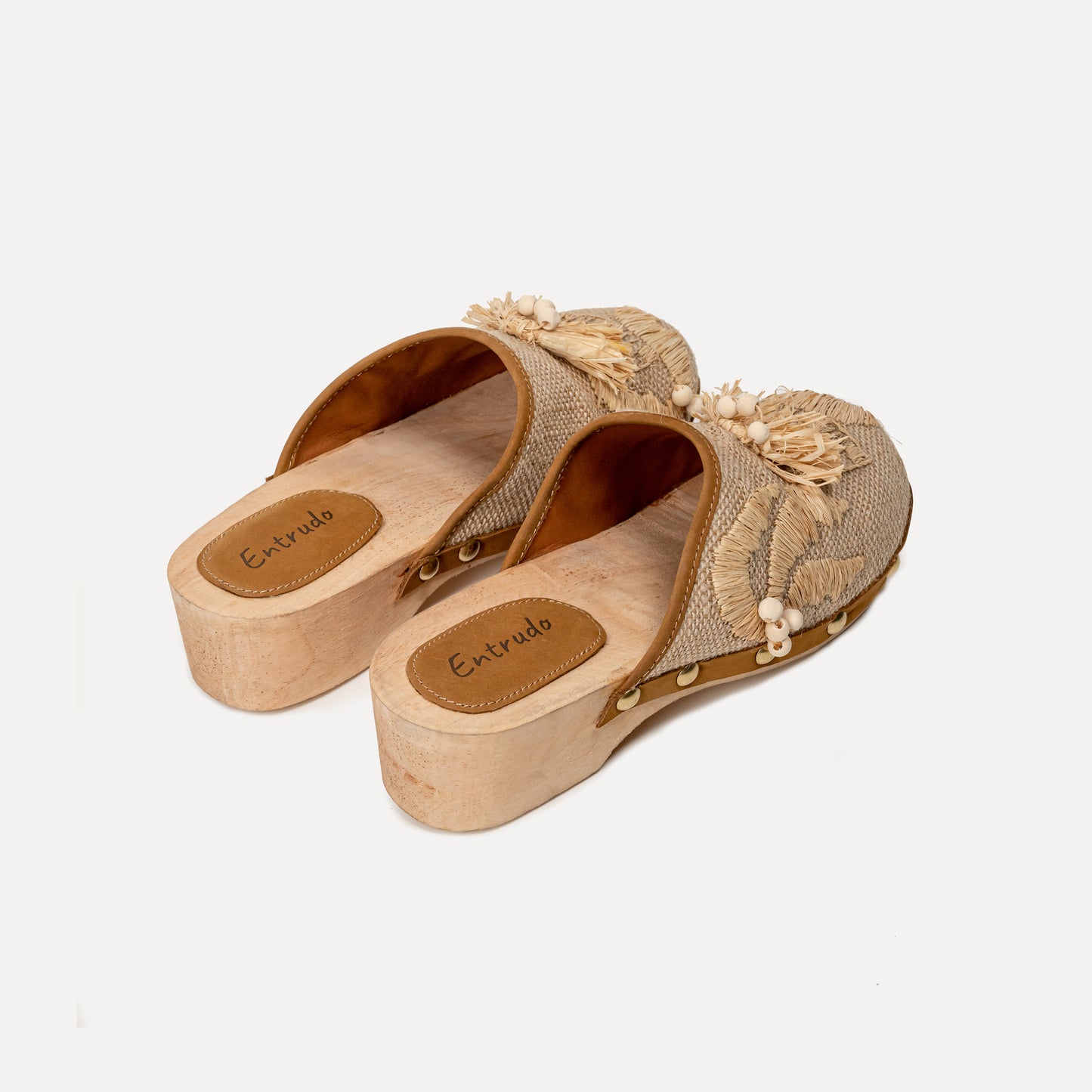 Larinho - clogs with handmade raffia embroidery