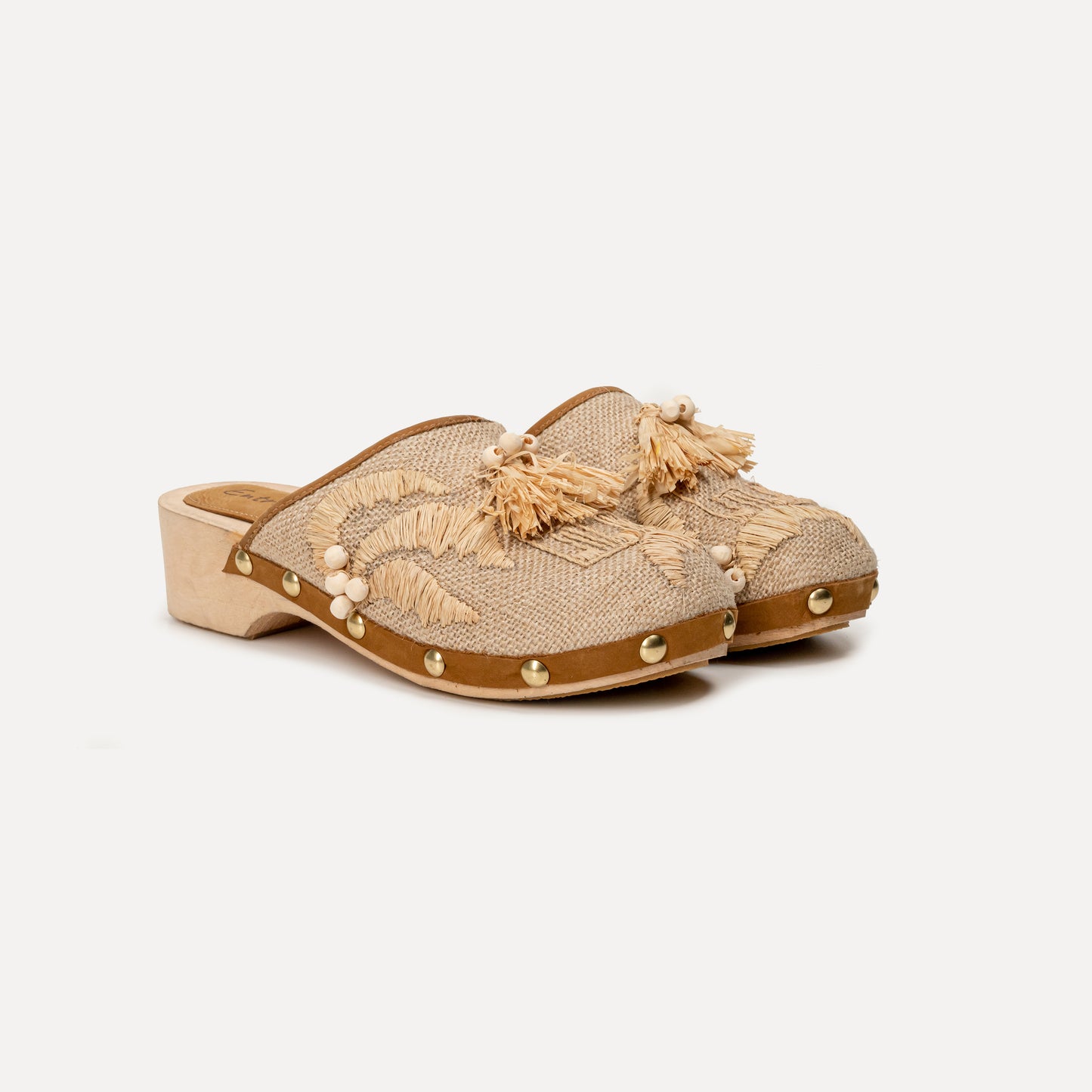 Larinho - clogs with handmade raffia embroidery