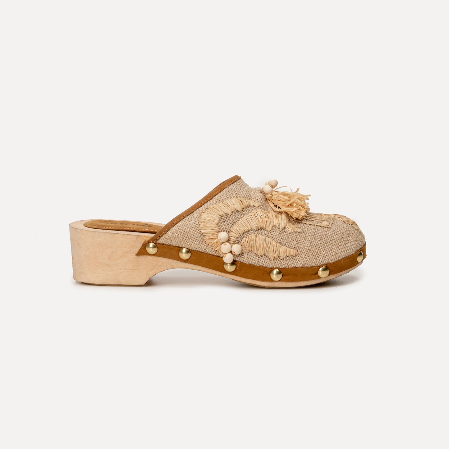 Larinho - clogs with handmade raffia embroidery