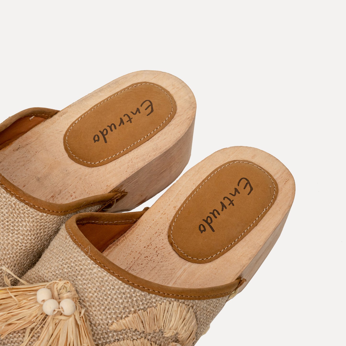 Larinho - clogs with handmade raffia embroidery