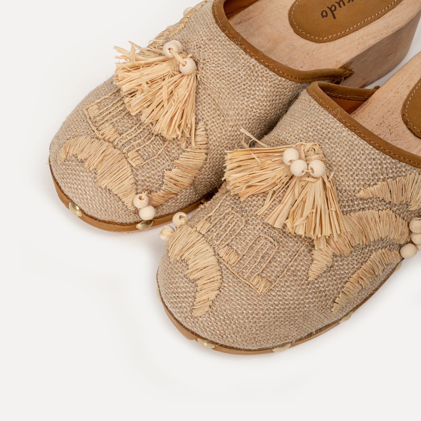 Larinho - clogs with handmade raffia embroidery