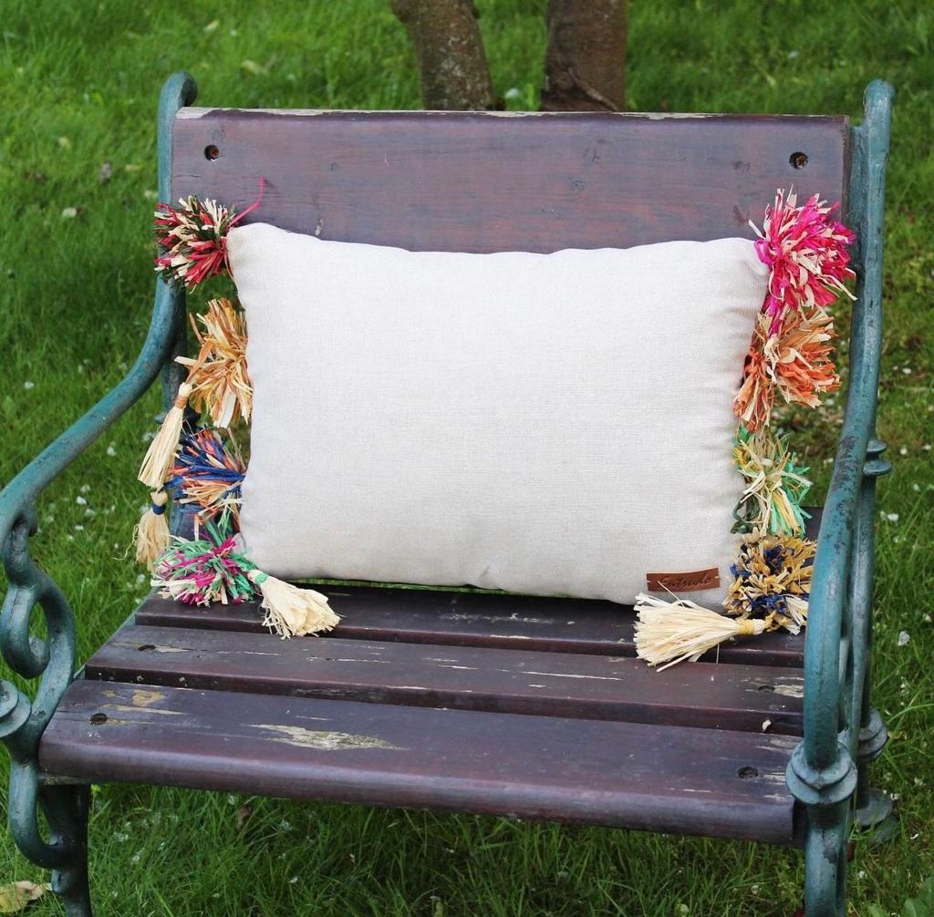 Lalim - cushion with handmade raffia flowers