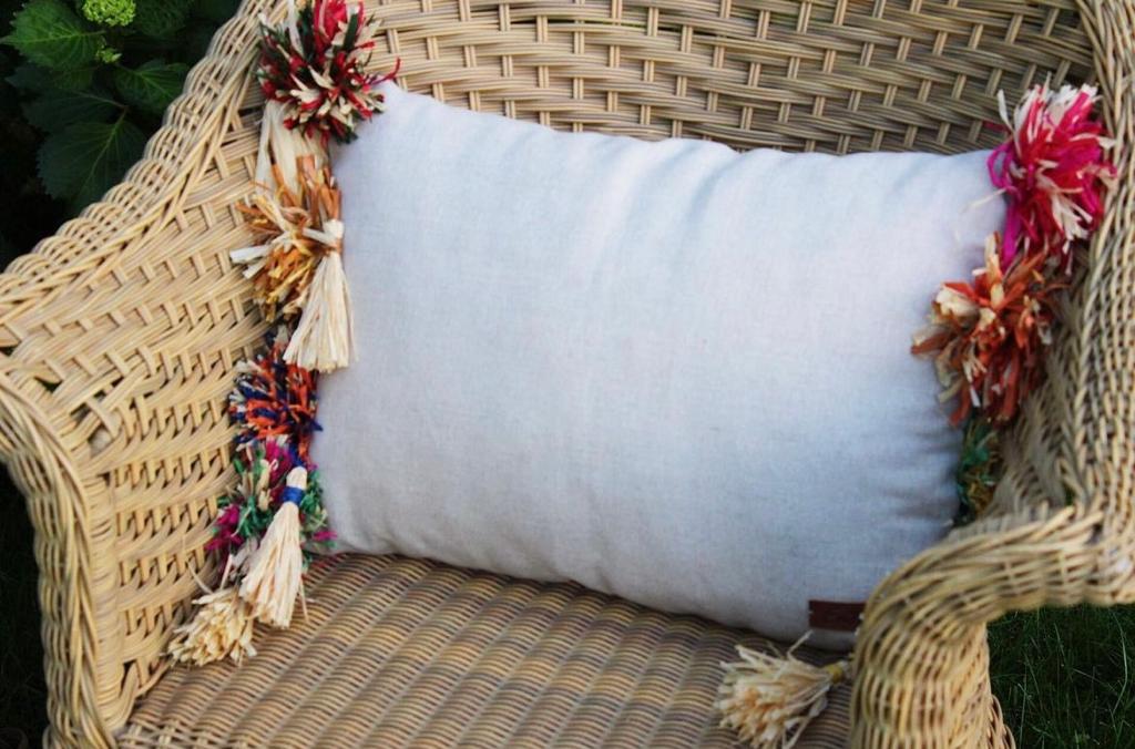 Lalim - cushion with handmade raffia flowers