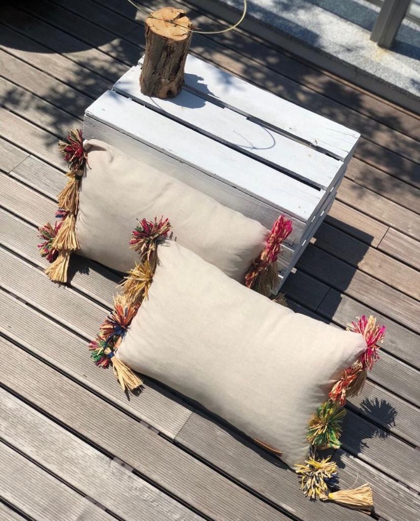 Lalim - cushion with handmade raffia flowers