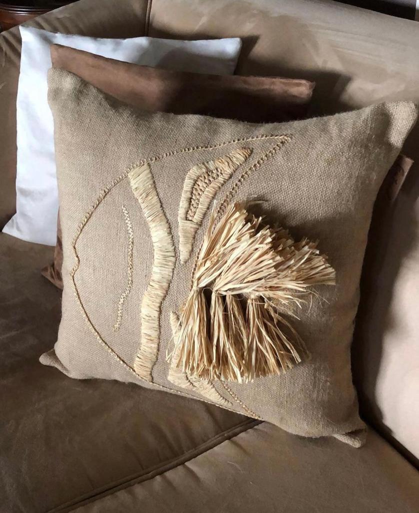 Larinho - jute cushion embroidered with natural raffia