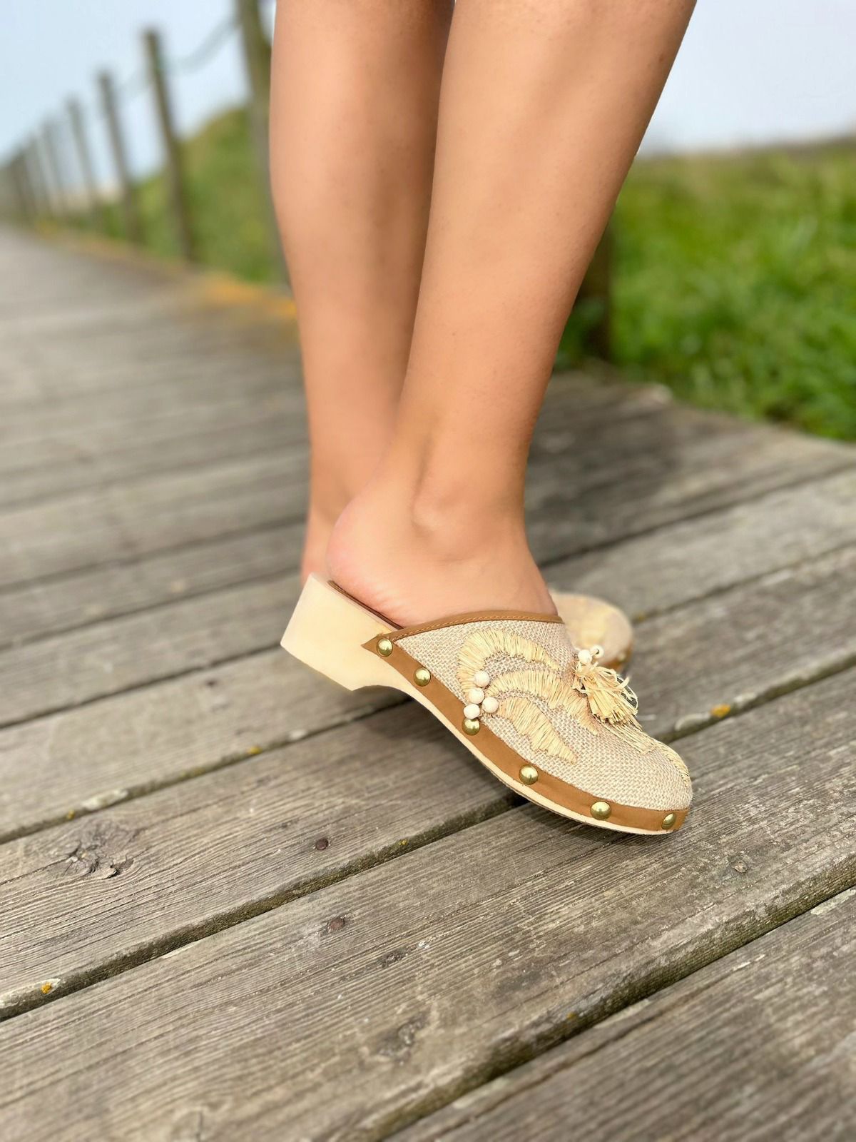 Larinho - clogs with handmade raffia embroidery