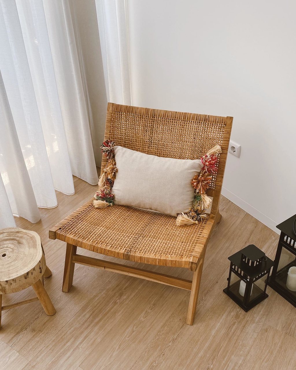 Lalim - cushion with handmade raffia flowers