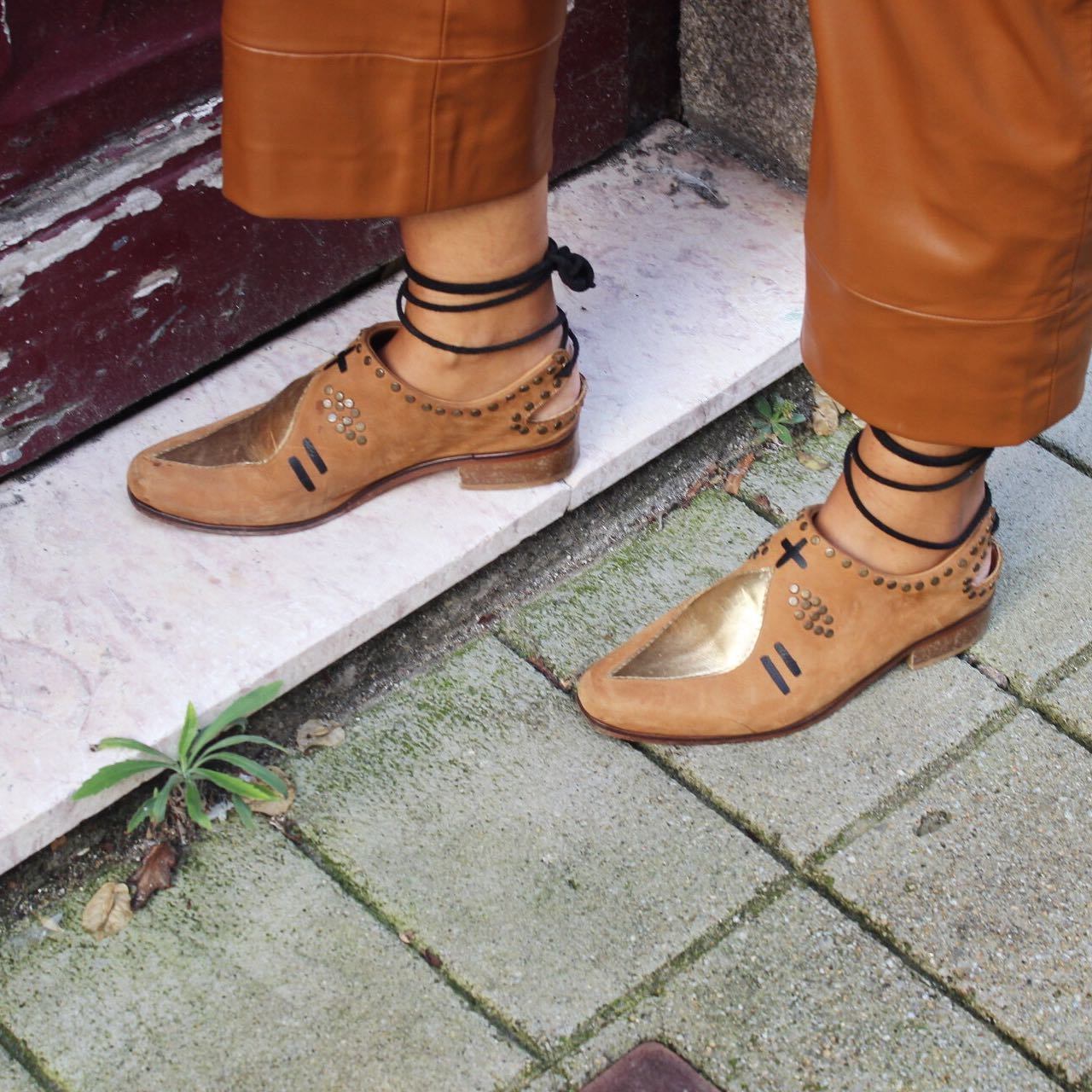 Careto - handpainted shoes with lace in camel