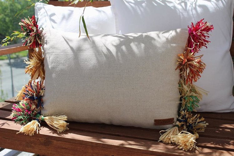 Lalim - cushion with handmade raffia flowers