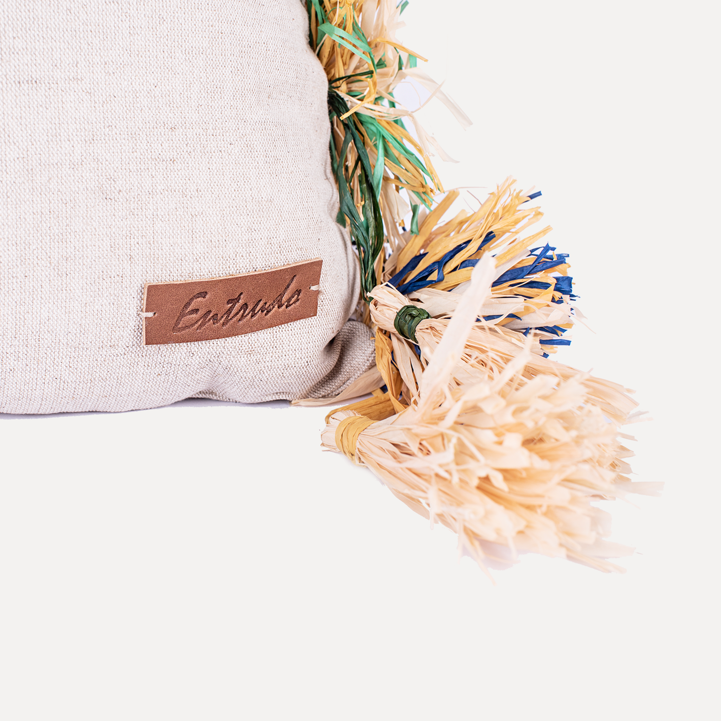 Lalim - cushion with handmade raffia flowers