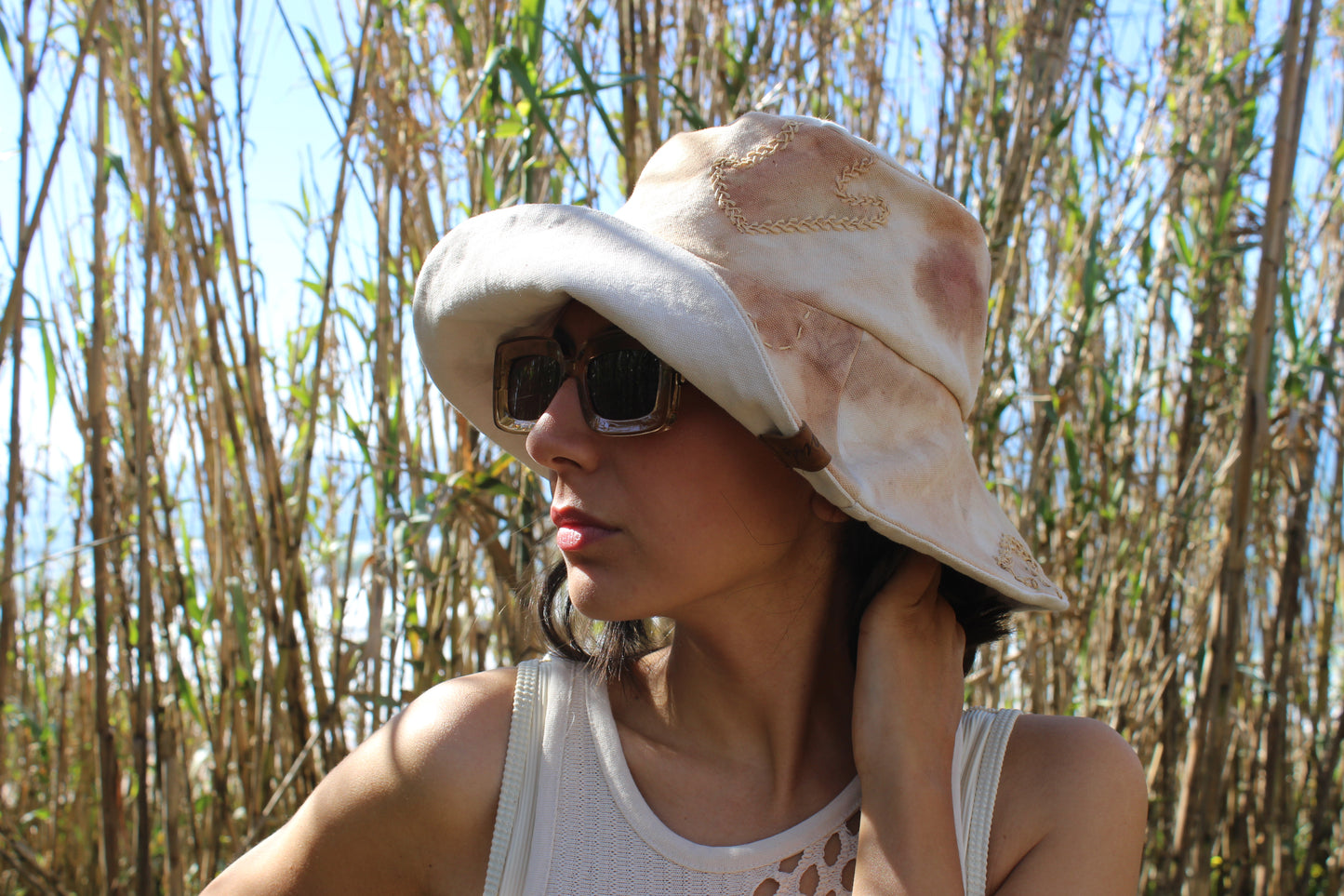 Urros - reversible hat in dyed canvas and hand-embroidered raffia