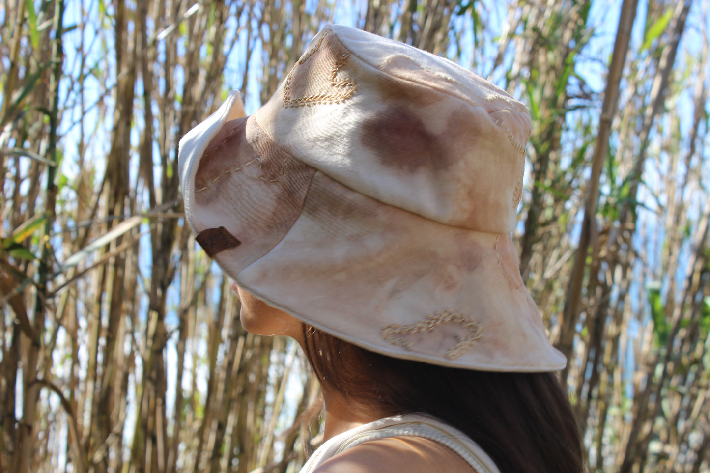 Urros - reversible hat in dyed canvas and hand-embroidered raffia