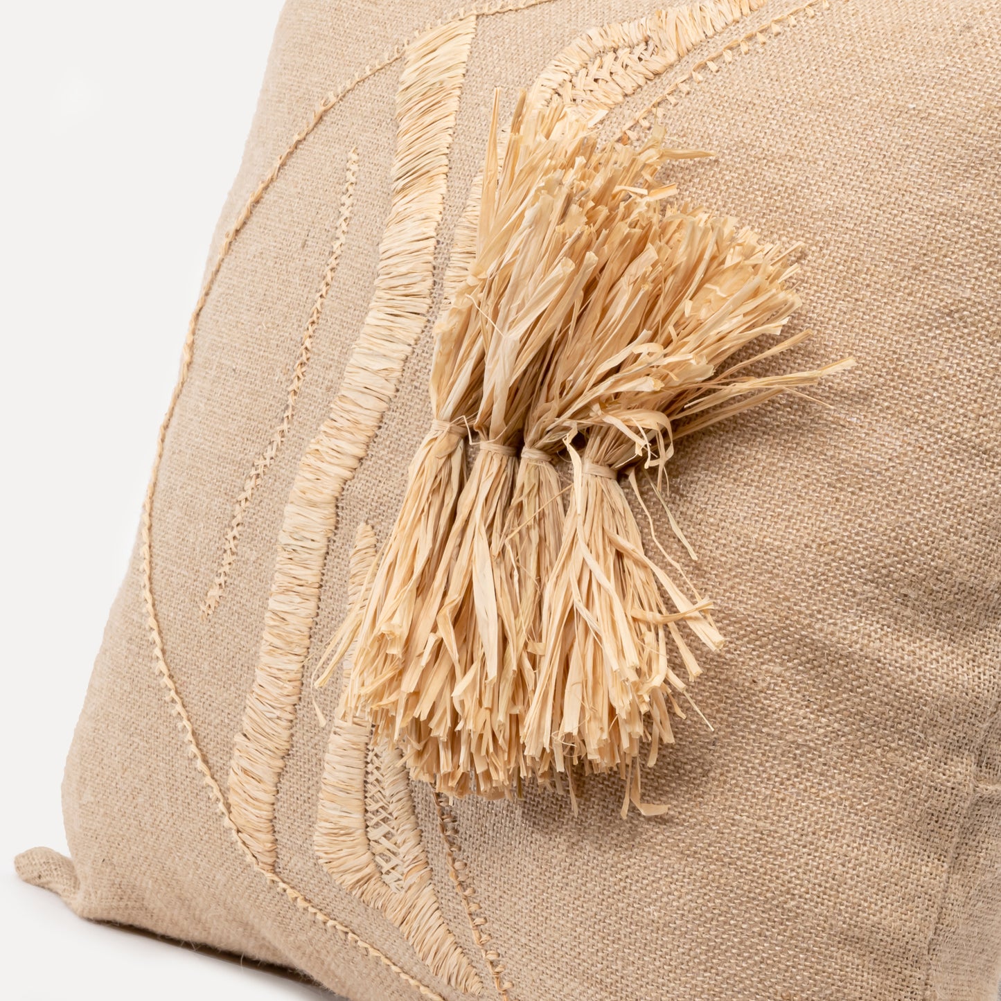 Larinho - jute cushion embroidered with natural raffia