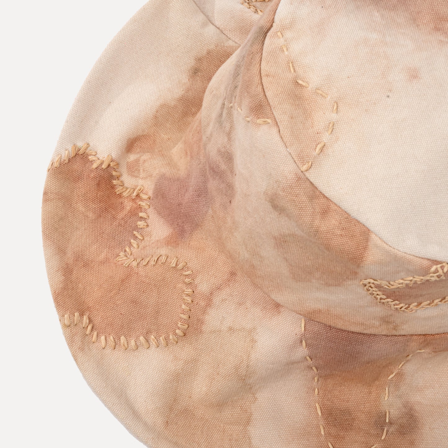 Urros - reversible hat in dyed canvas and hand-embroidered raffia