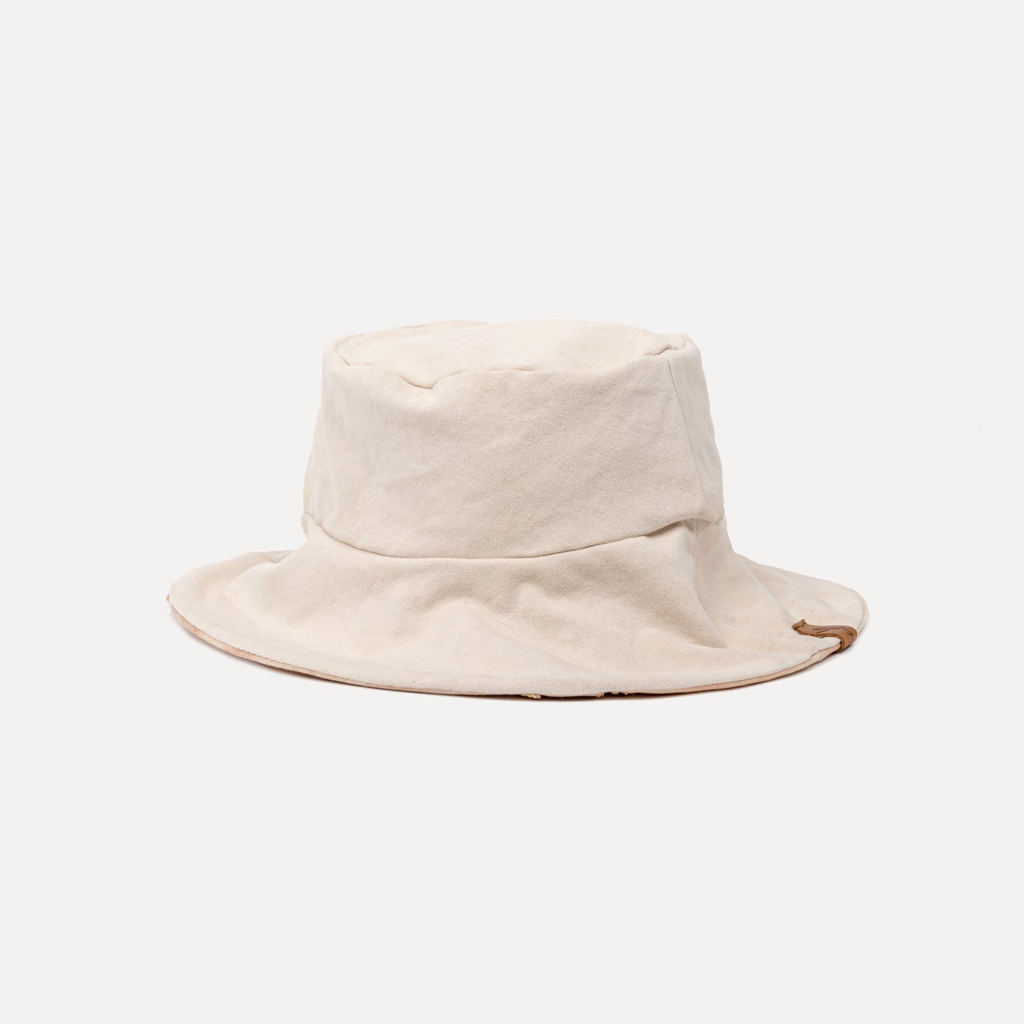 Urros - reversible hat in dyed canvas and hand-embroidered raffia