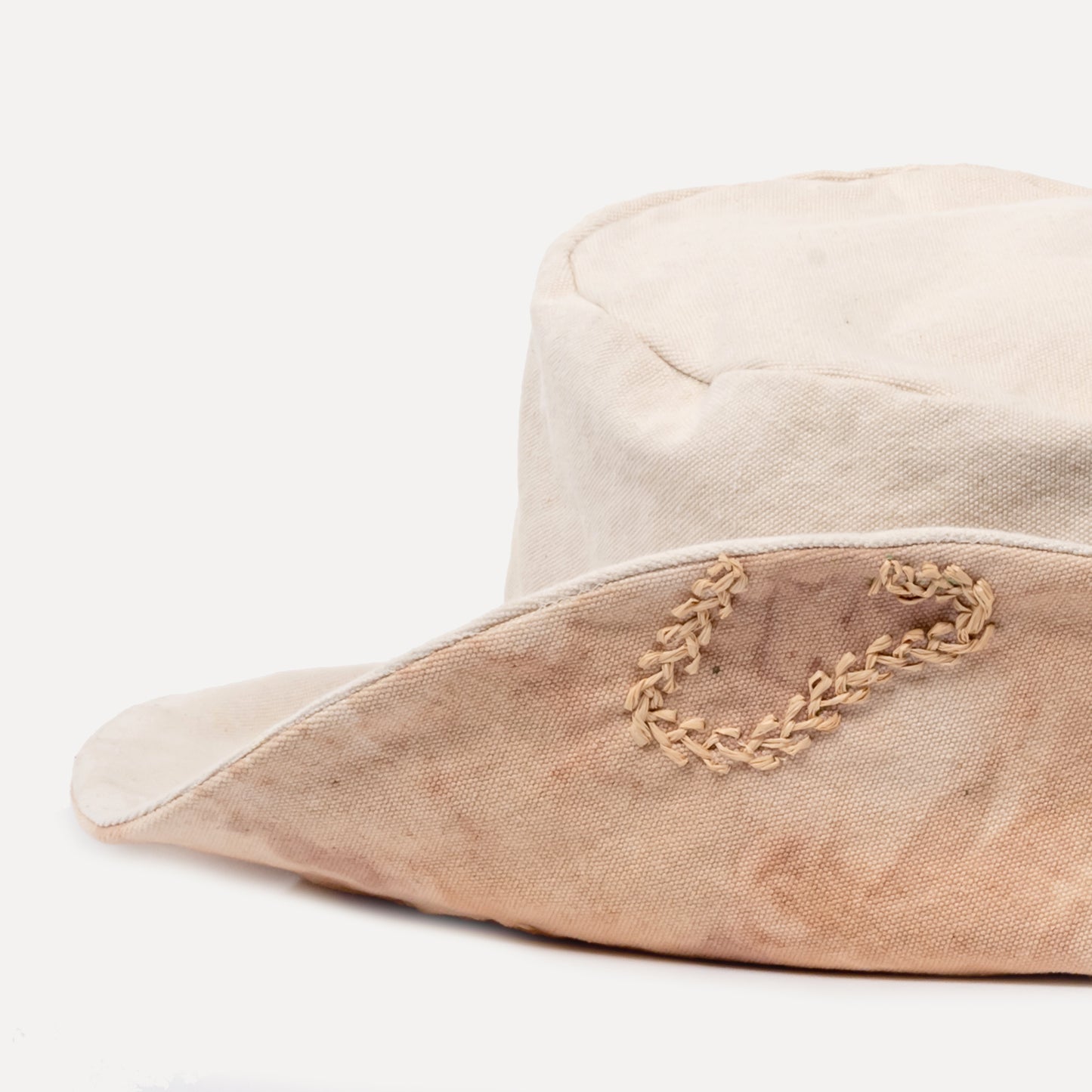 Urros - reversible hat in dyed canvas and hand-embroidered raffia