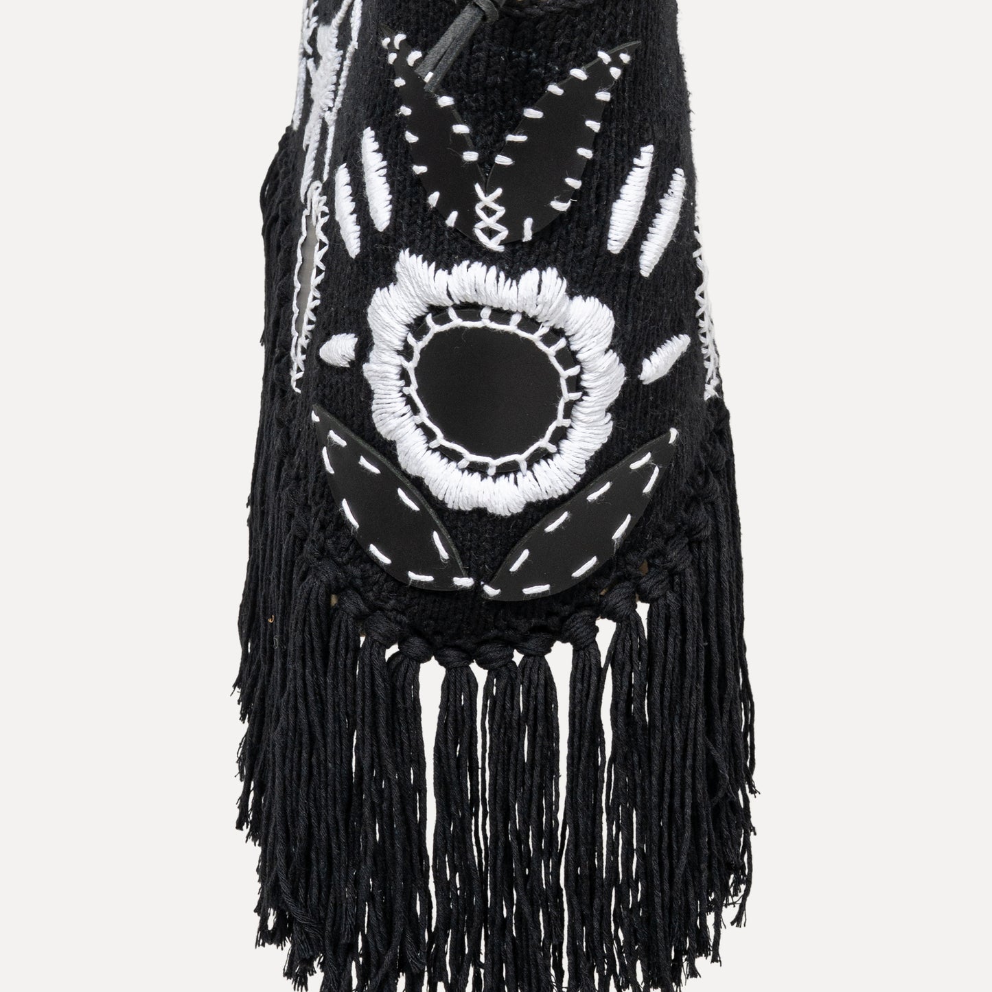 Viana - embroidered basket in black&white