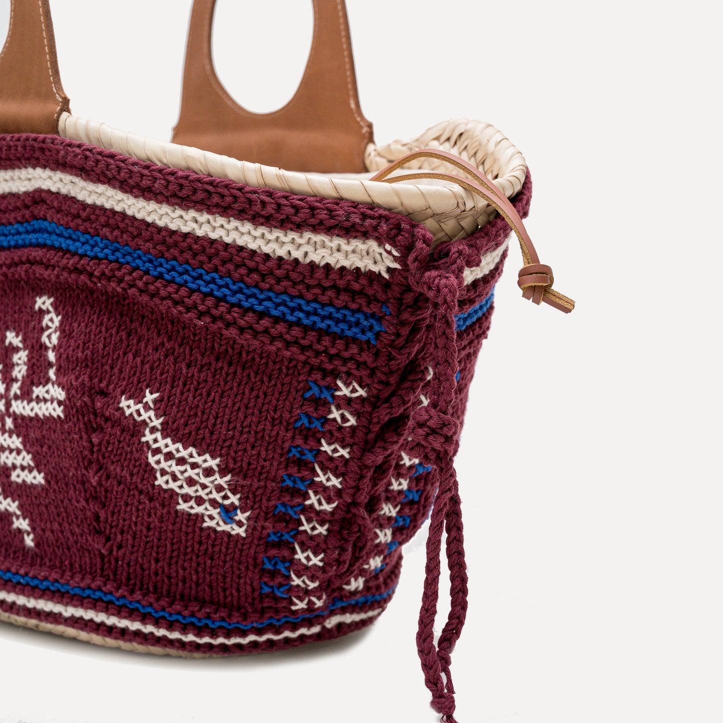 Póvoa - embroidered basket in burgundy