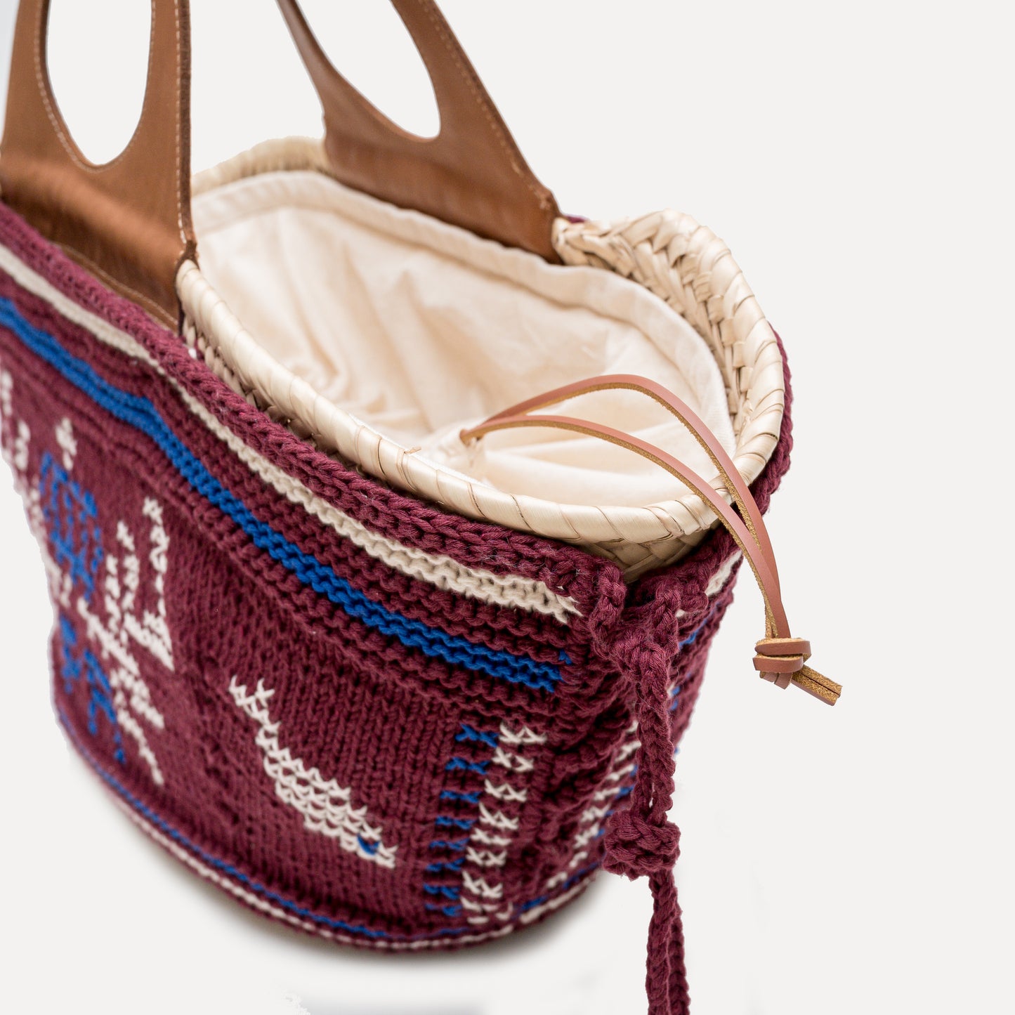 Póvoa - embroidered basket in burgundy