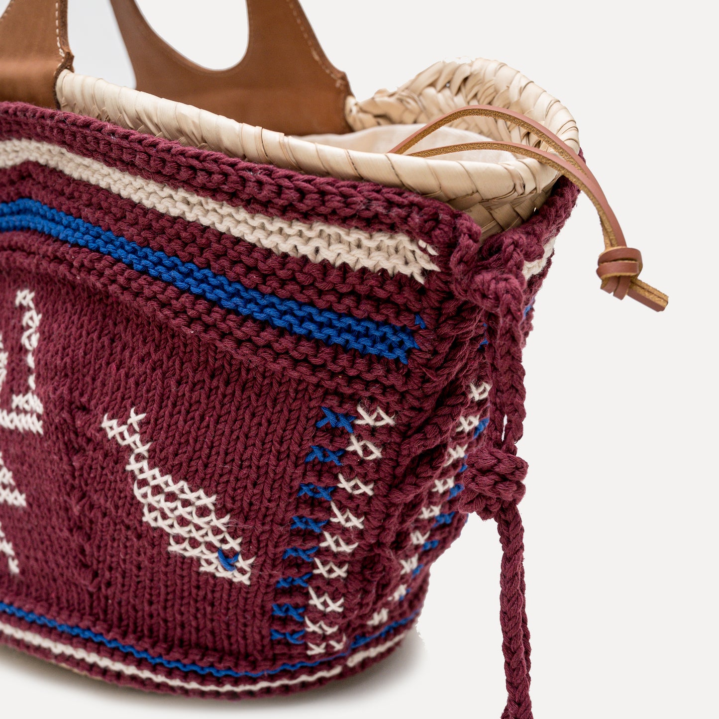 Póvoa - embroidered basket in burgundy