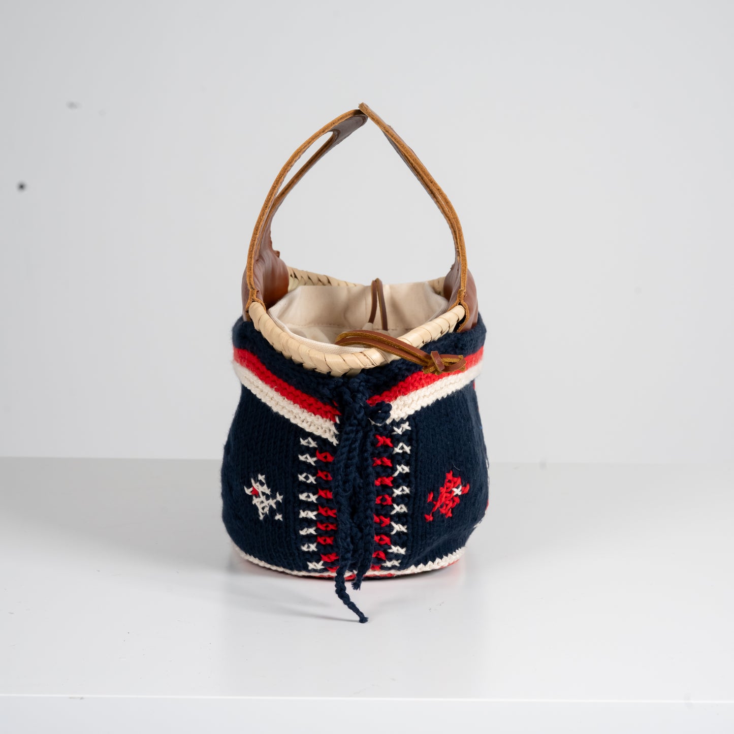 Caxinas - mini embroidered basket in navy