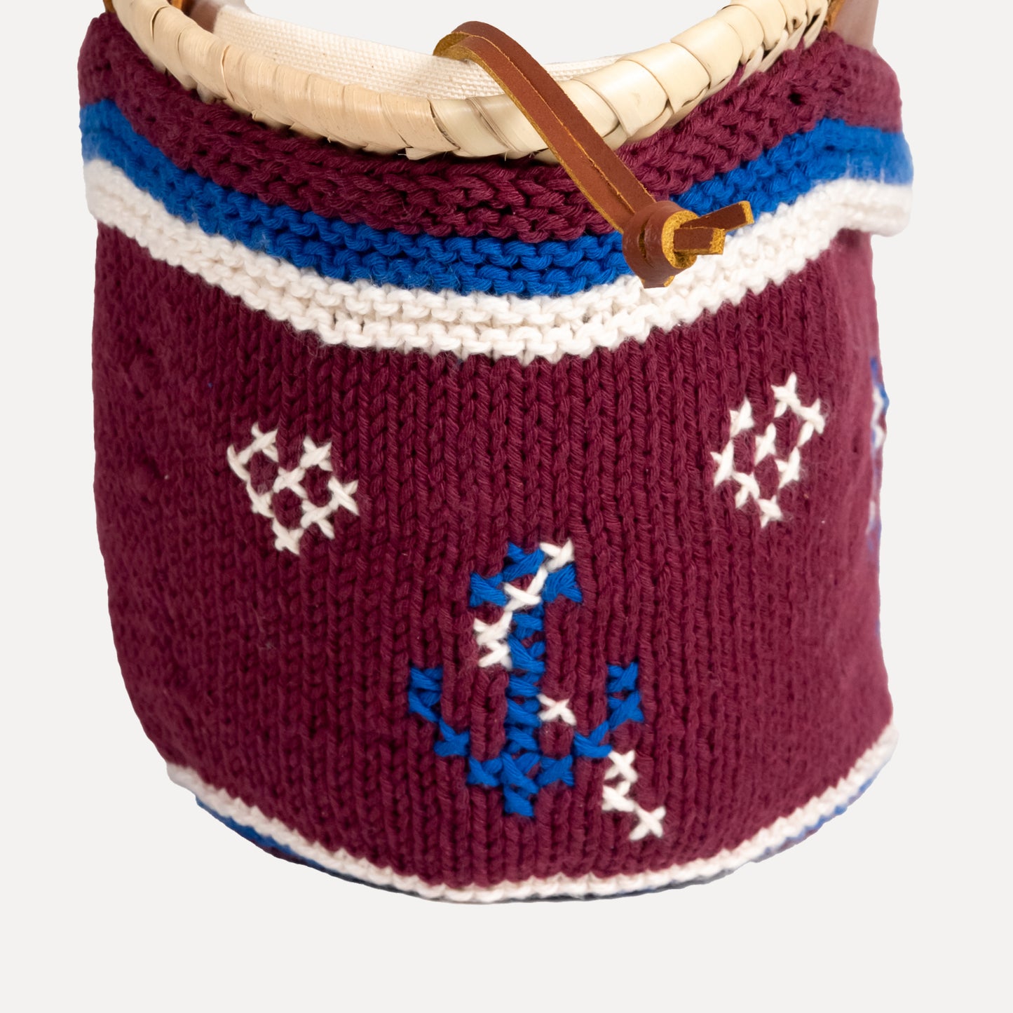 Caxinas - mini embroidered basket in burgundy