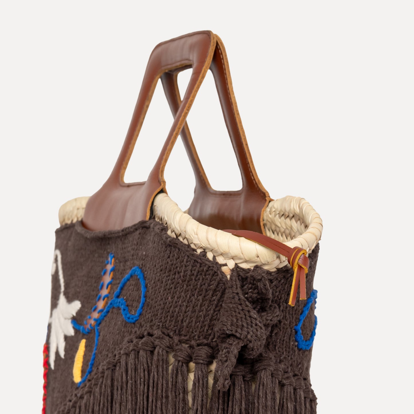 Viana - embroidered basket in chocolate