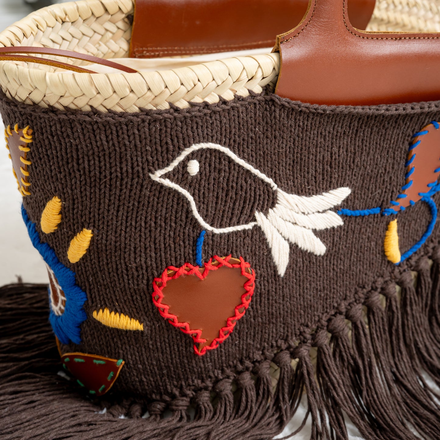 Viana - embroidered basket in chocolate