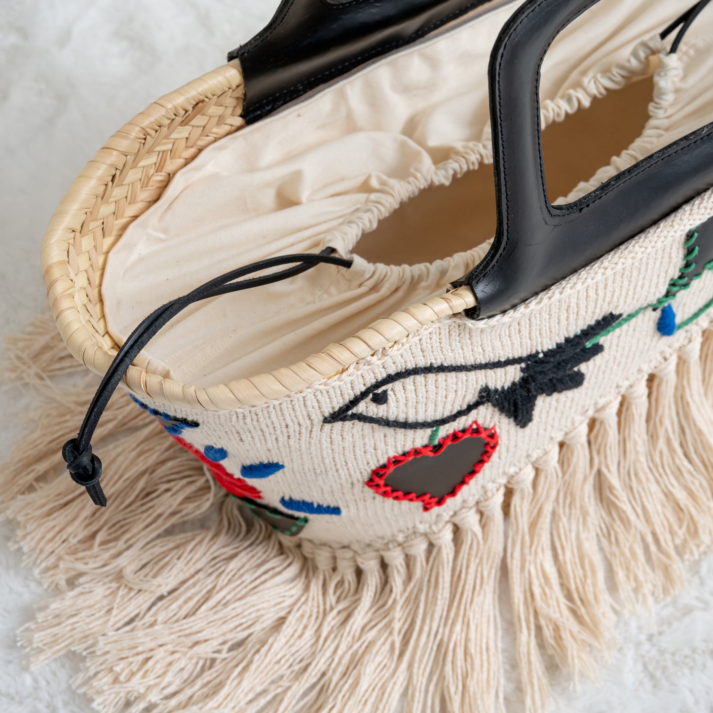 Viana - embroidered basket in cream