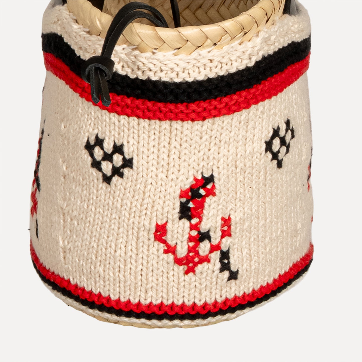 Caxinas - mini embroidered basket in cream