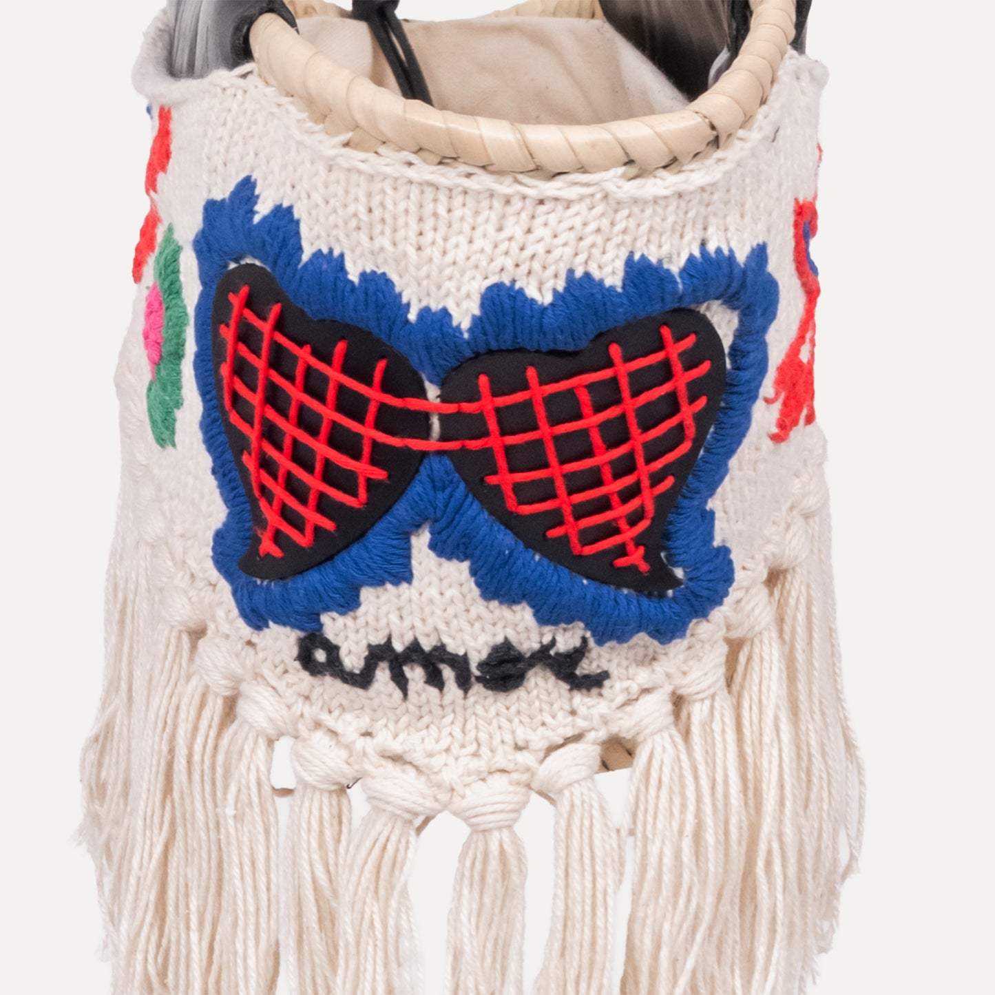 Minho - embroidered basket in cream