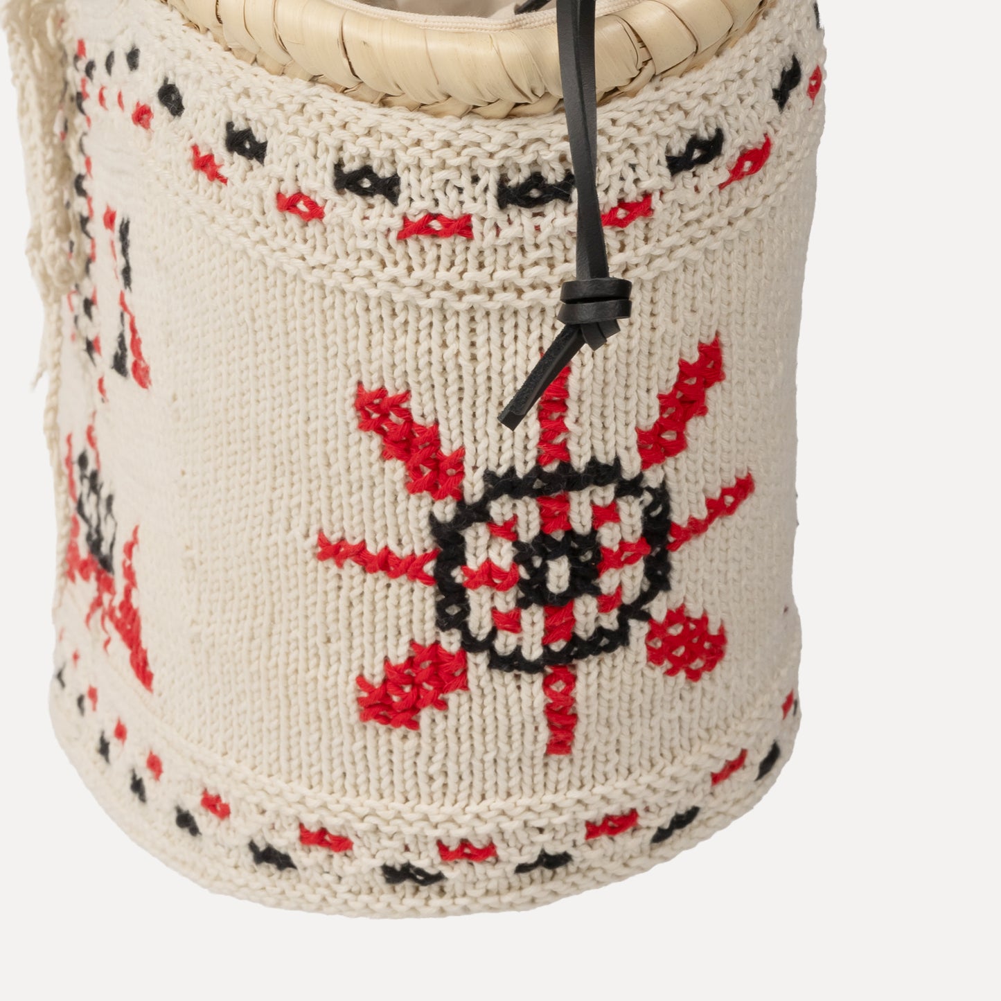 Navais - embroidered basket in cream