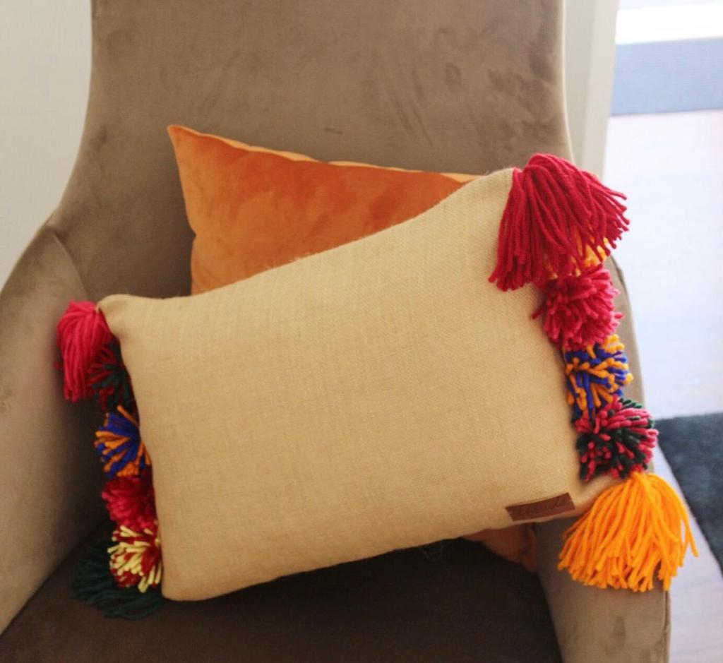 Onor - jute cushion with wool pom poms