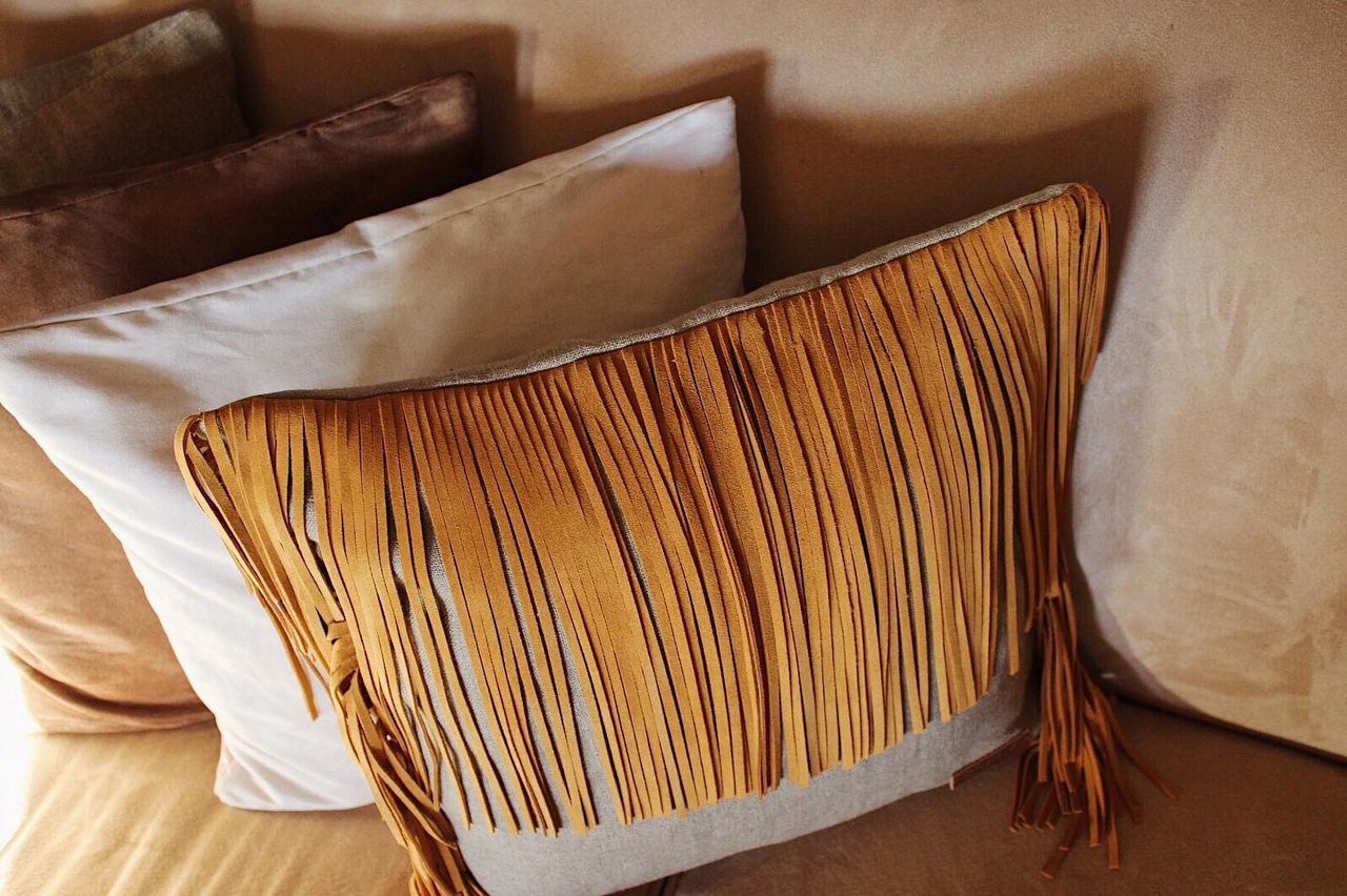 Podence - cushion with leather fringes in mustard