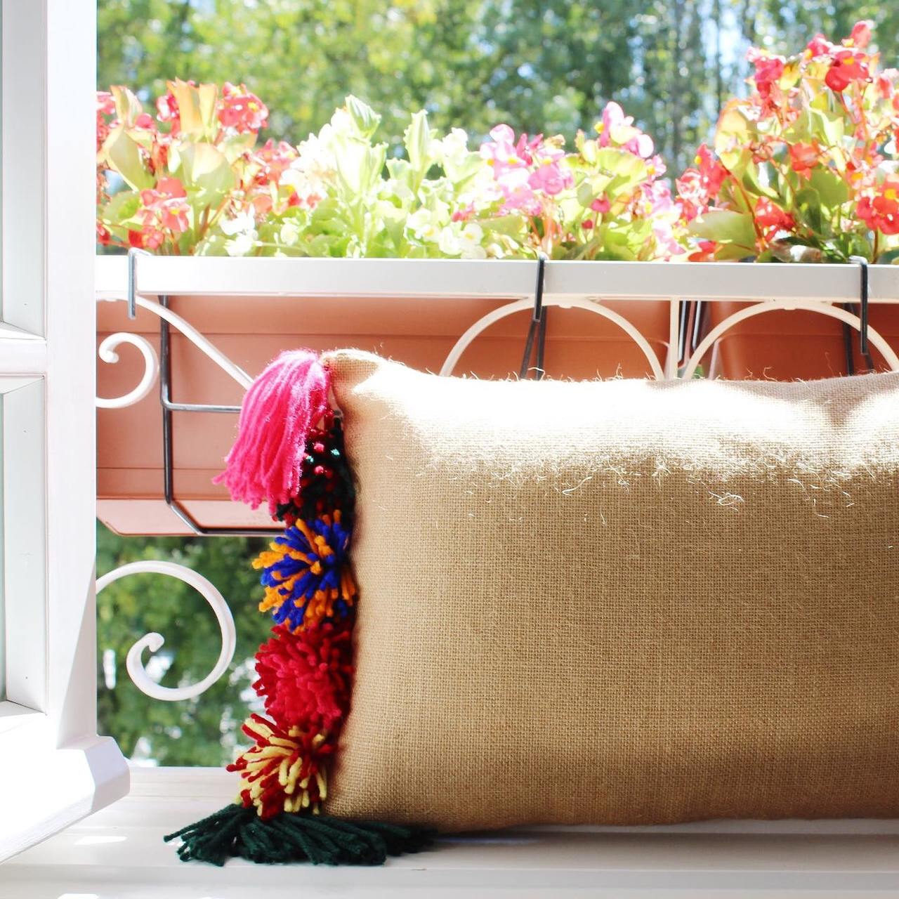 Onor - jute cushion with wool pom poms