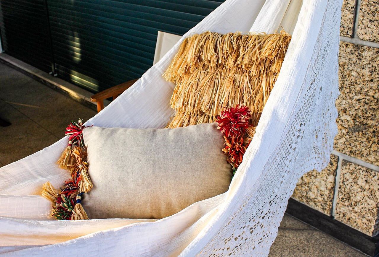 Lalim - cushion with handmade raffia flowers