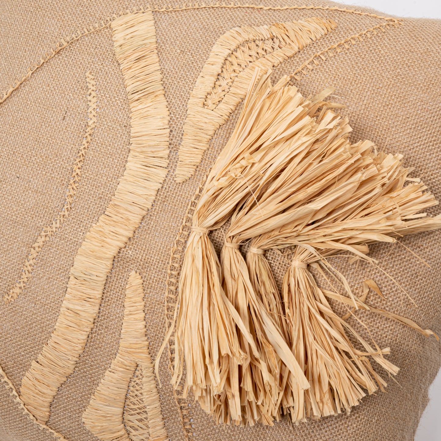 Larinho - jute cushion embroidered with natural raffia